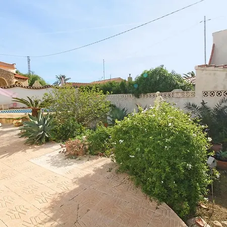Estrella Villa *